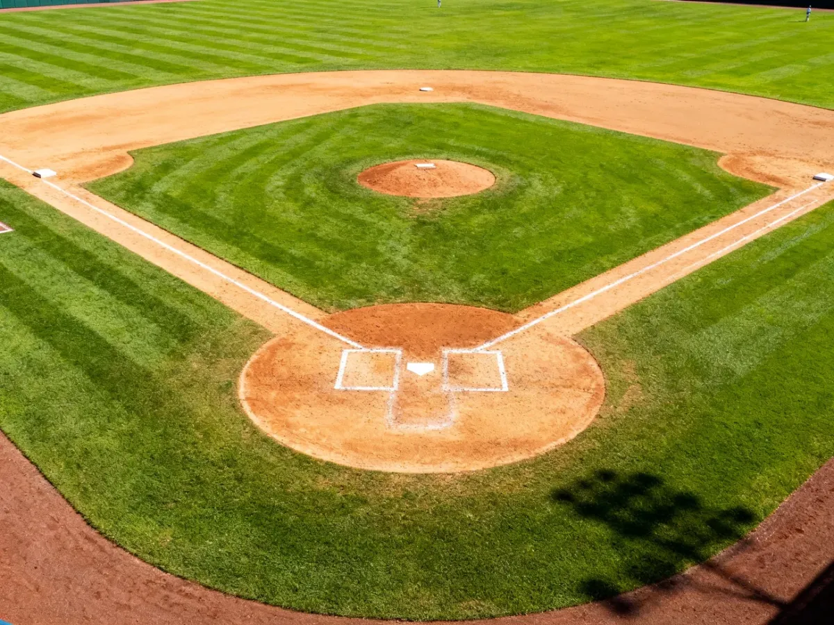 Boisko do baseballu w kształcie diamentu z widocznymi bazami i polem zewnętrznym