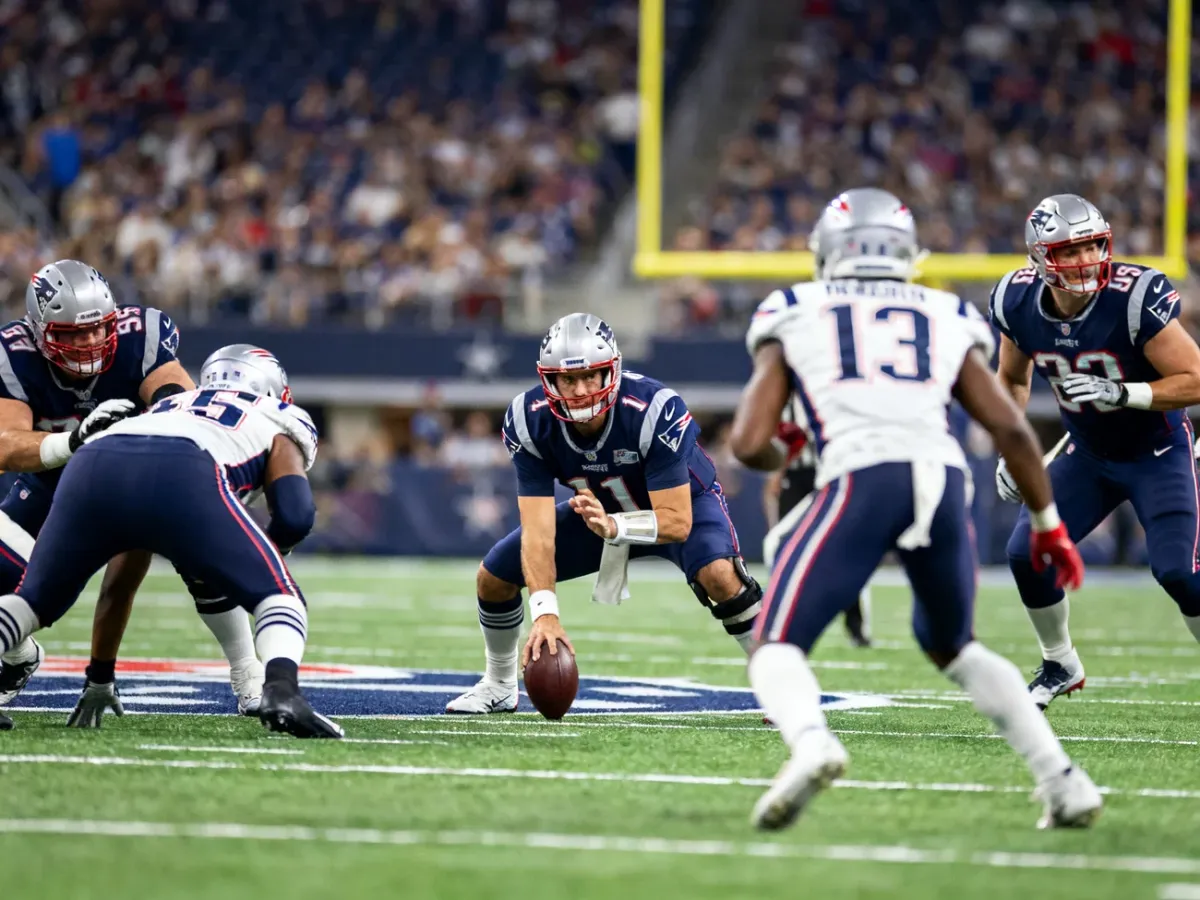 Quarterback rozpoczynający akcję za osłoną linii ofensywnej